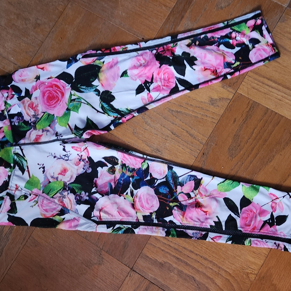 $60 designer betsey johnson 3/4 length rose print workout/running leggings S
